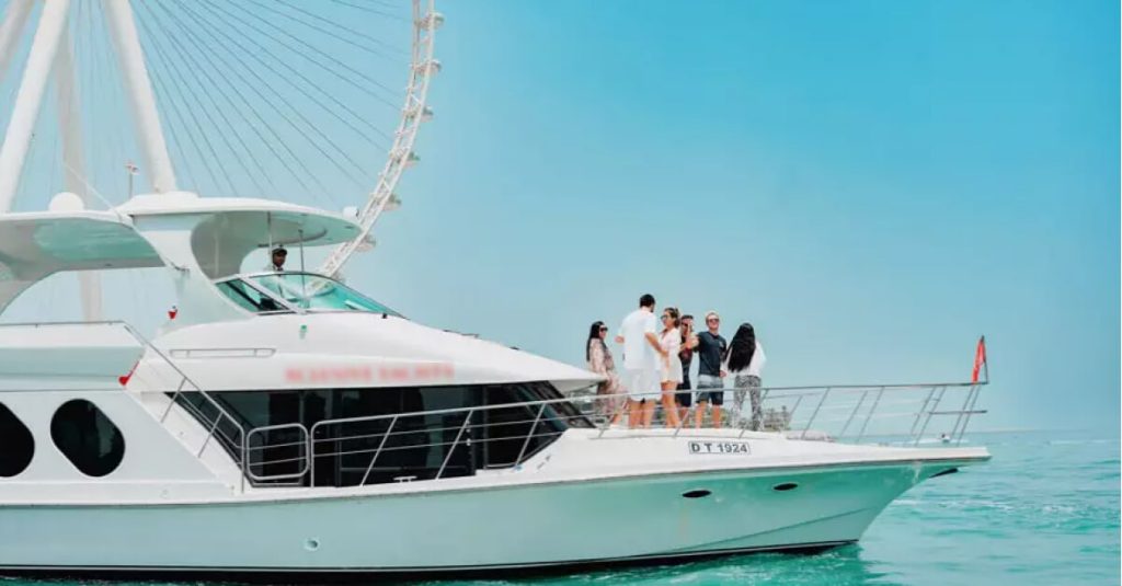 Yacht Tour Marina: 60-Minute Cruise in Dubai Marina